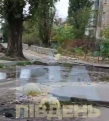 «Аромат оккупации»: в Мелитополе у остановки «Пионер» появилось канализационное озеро (видео)