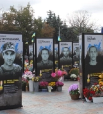 На майдані – понад 500 портретів: У Рівному доповнили меморіальну інсталяцію «Ціна Незалежності»
