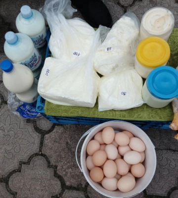Базарний день: скільки коштує молочна продукція у селищі на Волині