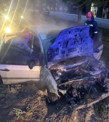 В Ужгороді тракторист засипав ґрунтом автомобіль, який загорівся під час руху