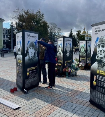 На майдані – понад 500 портретів: У Рівному доповнили меморіальну інсталяцію «Ціна Незалежності»