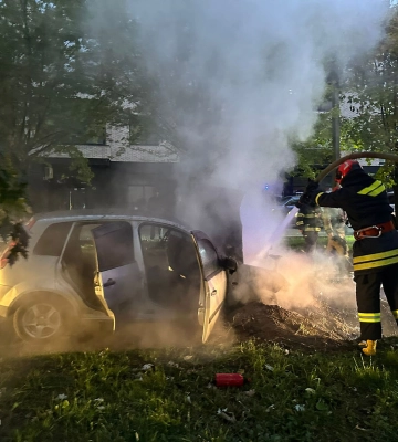 В Ужгороді тракторист засипав ґрунтом автомобіль, який загорівся під час руху