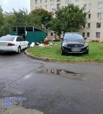 У Рівному авто заблокувало сміттєвий майданчик
