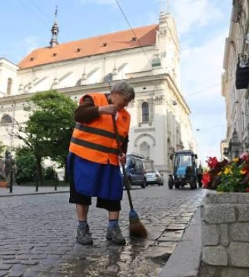У Львівській міській раді планують щомісяця преміювати 200 найкращих двірників