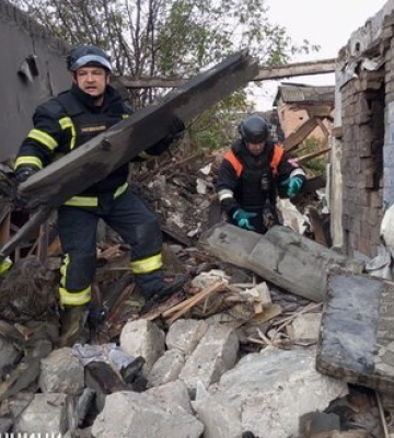 Атака РФ на Добропілля: з-під завалів будинку дістали тіло чоловіка. ФОТОрепортаж