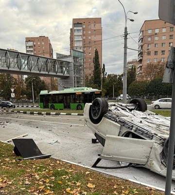 Аварія в Харкові: машина влетіла в бордюр і перекинулась на дах (фото, відео)