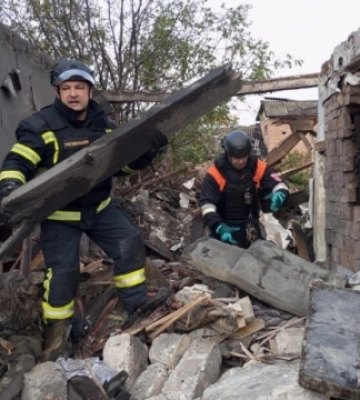 Атака РФ на Добропілля: з-під завалів будинку дістали тіло чоловіка. ФОТОрепортаж