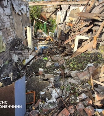 Атака РФ на Добропілля: з-під завалів будинку дістали тіло чоловіка. ФОТОрепортаж