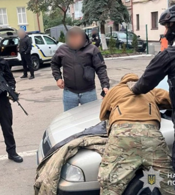 На Тернопільщині група військовослужбовців облила чоловіка горючою сумішшю і заставила голим бігати навколо авто