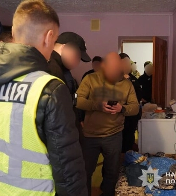 На Тернопільщині затримали групу військовослужбовців, які незаконно позбавляли людей волі та катували (, )