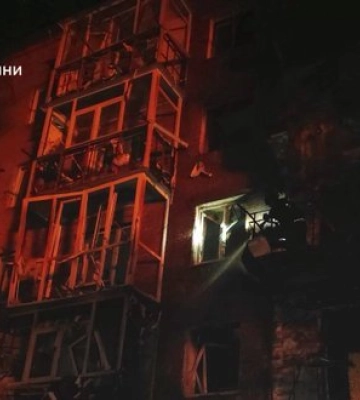 Наслідки ворожого удару по Чернігову: є поранений. ФОТОрепортаж