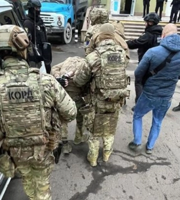 Катували людей та відбирали майно: у Тернополі затримали групу військових