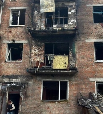 Наслідки ворожого удару по Чернігову: є поранений. ФОТОрепортаж