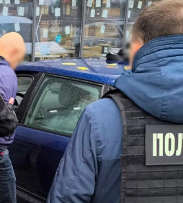 За $9,2 тис. радив одягнутися у військовий однострій та обіцяв "липові" документи: Затримано військовослужбовця, який переправляв чоловіків до Румунії. ФОТОрепортаж