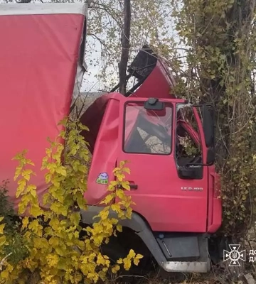 На Дніпропетровщині вантажівка «MAN» розбилася об дерево: водія діставали рятувальники