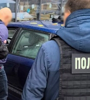 За $9,2 тис. радив одягнутися у військовий однострій та обіцяв "липові" документи: Затримано військовослужбовця, який переправляв чоловіків до Румунії. ФОТОрепортаж