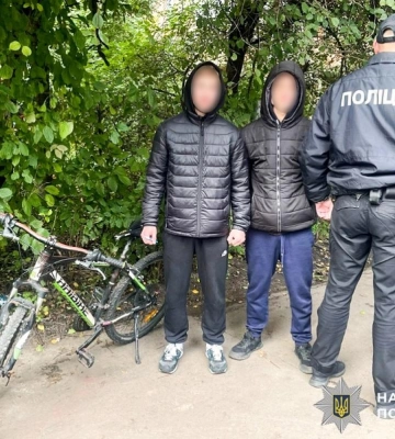 Менше ніж за дві години: у Рівному затримали злодіїв, які поцупили два велосипеди з подвір’я