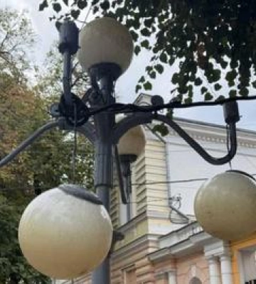 На центральній вулиці Полтави пошкодили ліхтарі