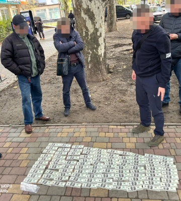 За $18 тис. хотів переправити чоловіка до Молдови: на Одещині викрито правоохоронця та його спільника, - ДБР. ФОТОрепортаж
