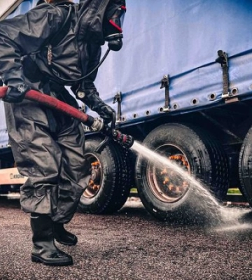 На Київщині ліквідували витік азотної кислоти із цистерни