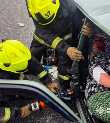 У двох аваріях на Дніпропетровщині рятувальники діставали людей з потрощених авто (ФОТО)