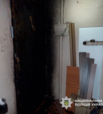 У Києві жінка через конфлікт підпалила двері квартири своєї доньки