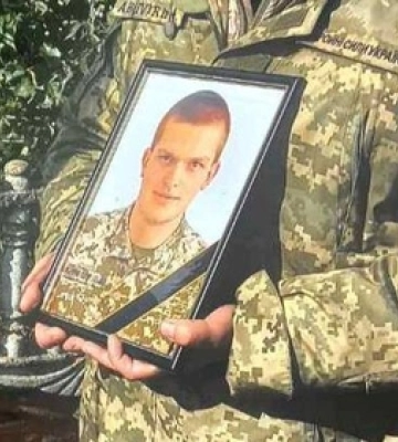Навіки 28: на Волині провели в останню путь полеглого воїна Романа Ткачука 