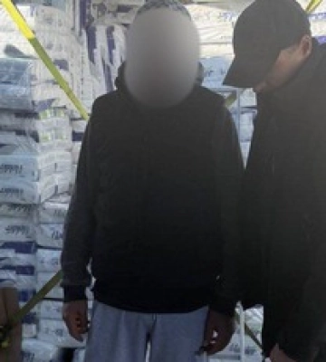 На Буковині митники виявили чоловіка, який сховався серед підгузків у фурі