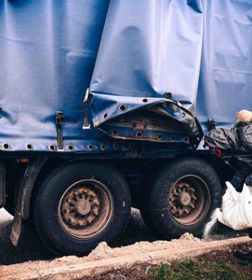 На Київщині стався витік азотної кислоти із цистерни