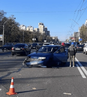 На Берестейському проспекті у Києві утворився масштабний затор через ДТП (ВІДЕО)