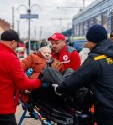 Евакуаційний потяг привіз до Вінниці з прифронтових областей літніх людей