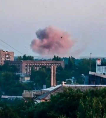 В оккупированном Донецке прогремели взрывы и поднялся сильный пожар (видео)