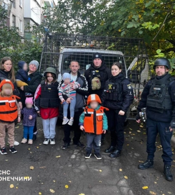 З прифронтової Дружківки на Донеччині рятувальники евакуювали 14 людей, серед них є діти