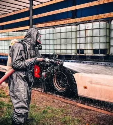 На Київщині стався витік хімічної речовини: рятувальники показали кадри