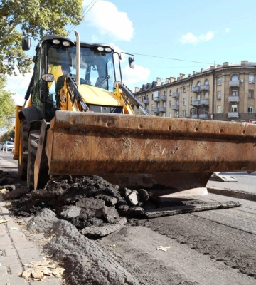 «ЕЛУ автодоріг» використовує сучасну техніку від партнерів для ремонту доріг Миколаєва
