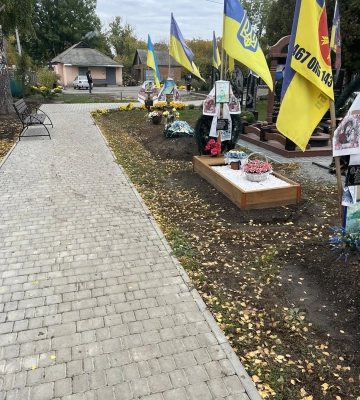 Поліцейські шукають очевидців: у Тальному на Алеї Героїв автівкою пошкодили квіти (ФОТО)