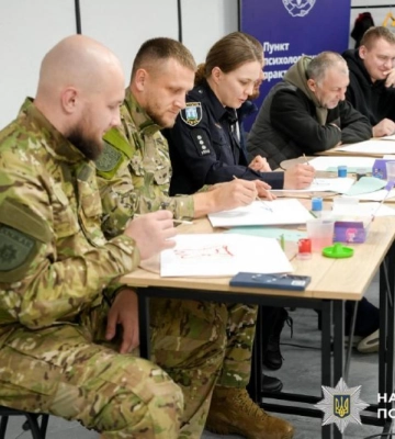 Поліцейські психологи Рівненщини організували арттерапевтичне заняття для захисників (ФОТО)