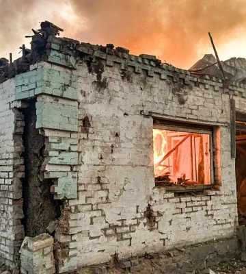 Ворог ввечері вдарив по житловому сектору міста Лозова на Харківщині, постраждали 2 жінки