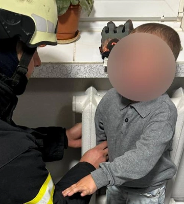 Рука застрягла в радіаторі: у Луцьку надзвичайники врятували 3-річного хлопчика