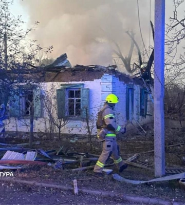 Ворог ввечері вдарив по житловому сектору міста Лозова на Харківщині, постраждали 2 жінки