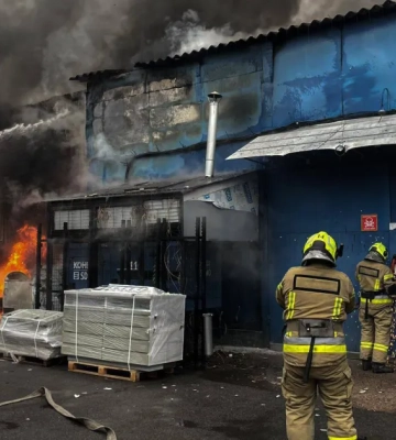 Пожар на складе в Подольском районе Киева ликвидирован, пострадавших нет