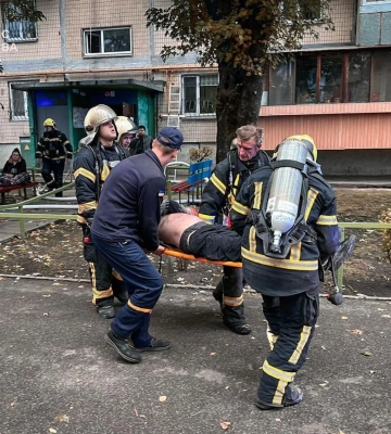 У Деснянському районі Києва сталася пожежа в дев'ятиповерхівці: вогнеборці врятували 7 людей, з них 3 дітей