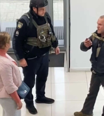 В Днепре на проспекте Героев мужчина "открыл огонь" из окна многоэтажки: что говорят в полиции