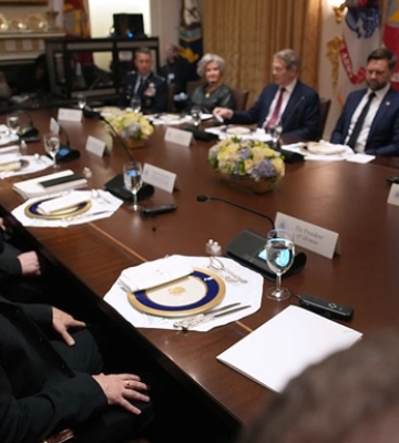 Трамп убеждал Зеленского принять условия Путина и отдать ему весь Донбасс, - FT