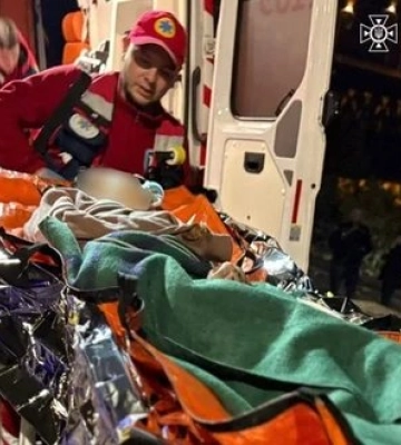 Надзвичайники врятували неповнолітню, яка стрибнула з Амурського мосту у Дніпрі. ФОТО
