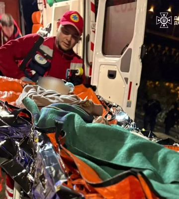 У Дніпрі рятувальники дістали з води дівчину, яка стрибнула у річку з мосту, - ДСНС