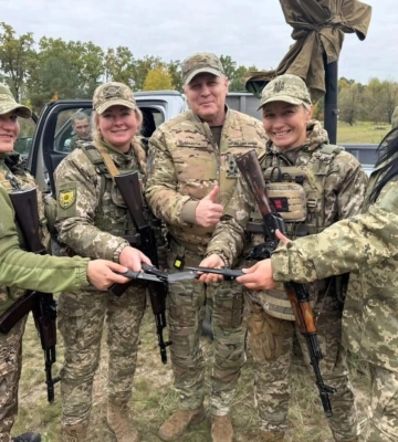 «Бучанським відьмам» командувач Сил ТрО вручив нагородні ножі
