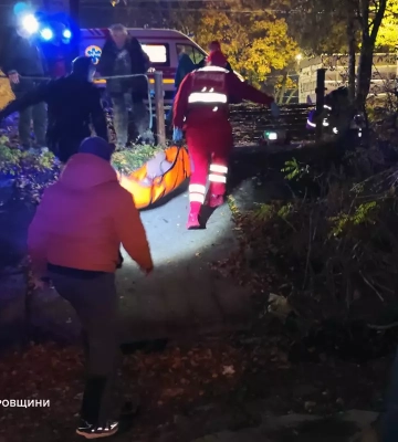 У Дніпрі рятувальники дістали з води дівчину, яка стрибнула у річку з мосту, - ДСНС