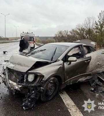 ДТП на автодорозі Київ-Харків: легковик зіткнувся з відбійником, є постраждалі