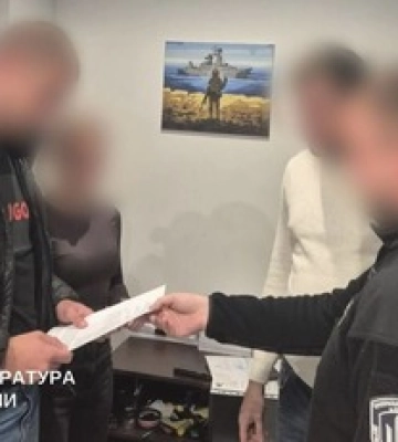 Правоохранители сообщили о подозрении полицейским, избившим мужчину возле ТЦК